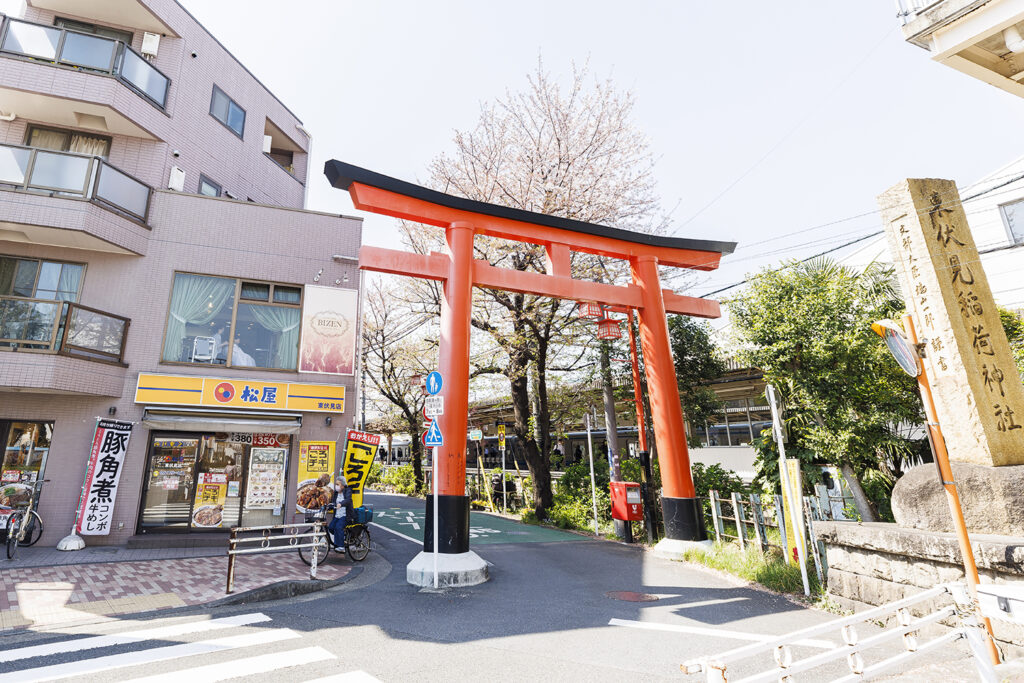 東伏見駅南口にある、東伏見稲荷神社の鳥居